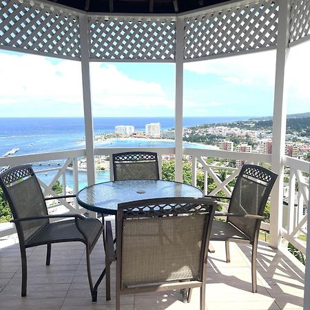 Oceanbreeze Jamaica Penthouse, 7-Minute Walk To Beach Ocho Rios Zewnętrze zdjęcie