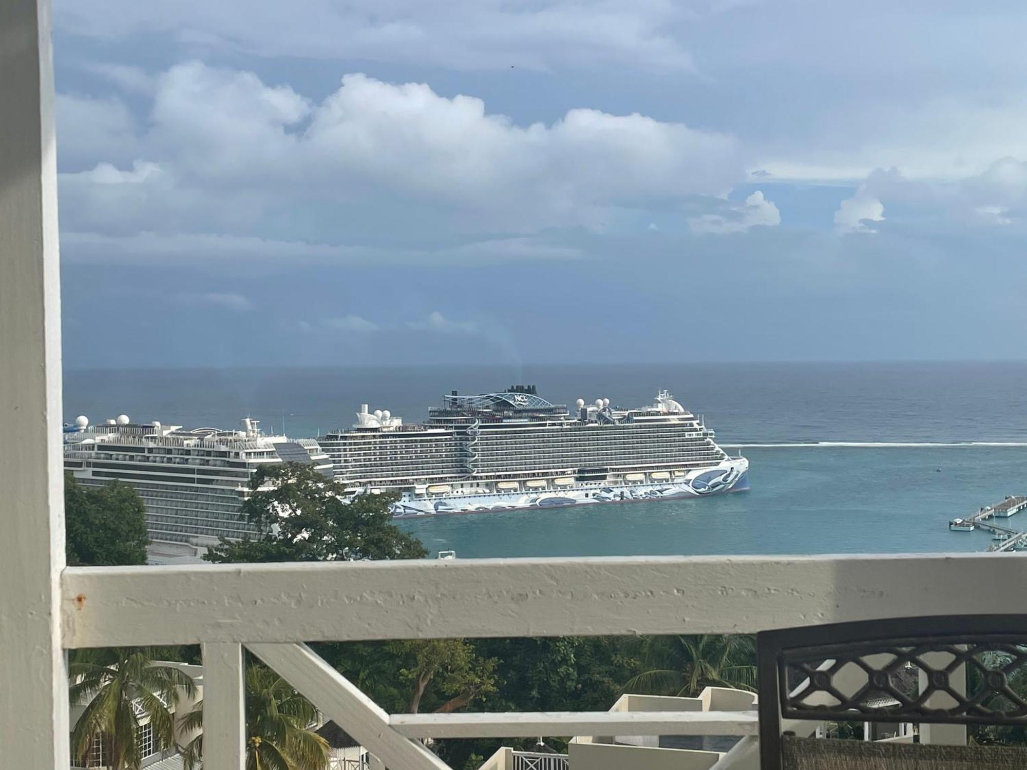 Oceanbreeze Jamaica Penthouse, 7-Minute Walk To Beach Ocho Rios Zewnętrze zdjęcie