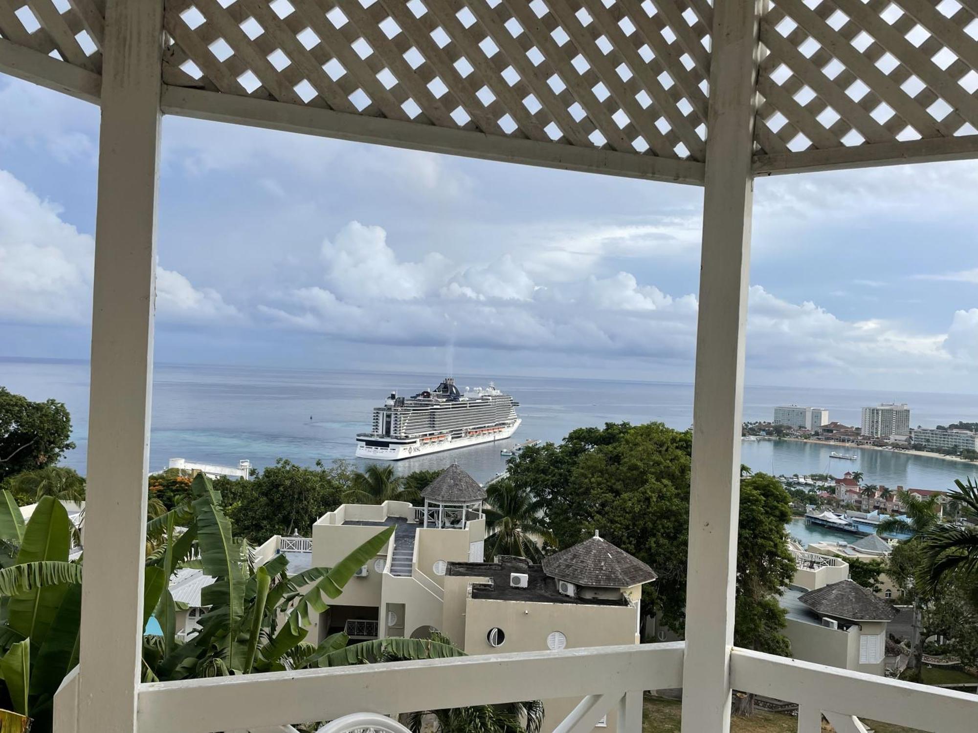 Oceanbreeze Jamaica Penthouse, 7-Minute Walk To Beach Ocho Rios Zewnętrze zdjęcie