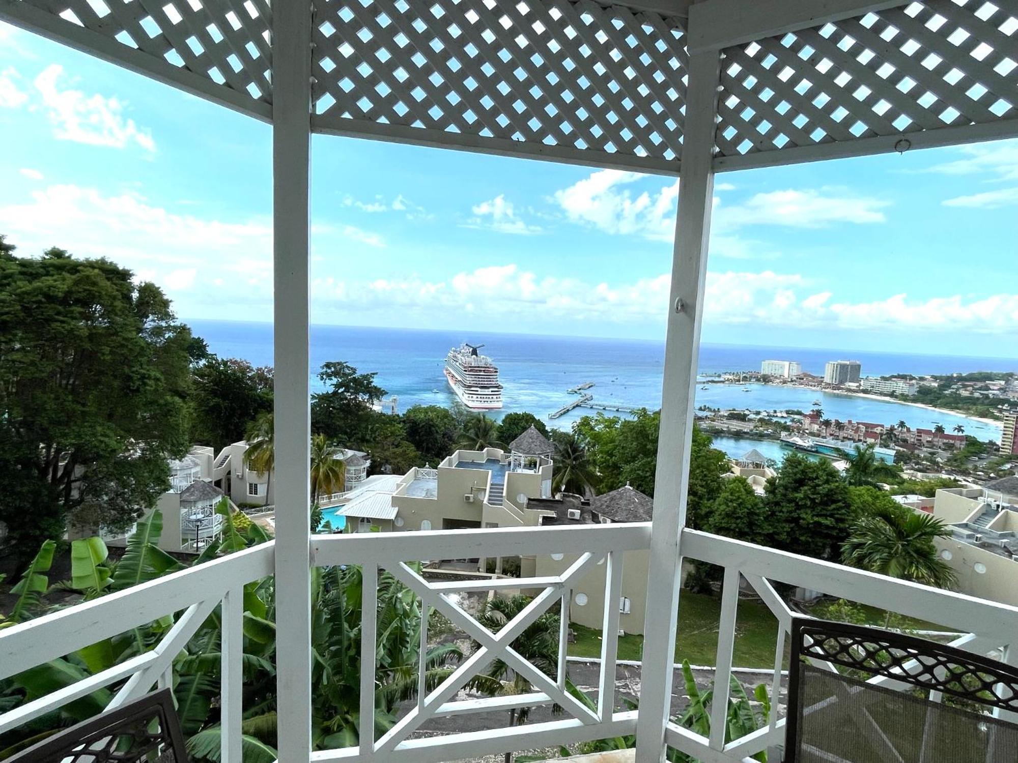 Oceanbreeze Jamaica Penthouse, 7-Minute Walk To Beach Ocho Rios Zewnętrze zdjęcie