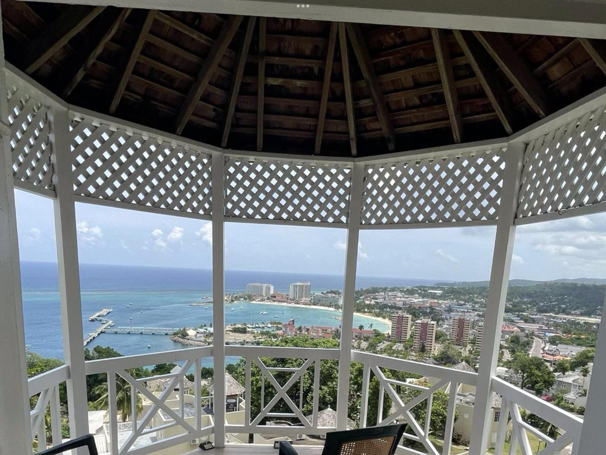 Oceanbreeze Jamaica Penthouse, 7-Minute Walk To Beach Ocho Rios Zewnętrze zdjęcie