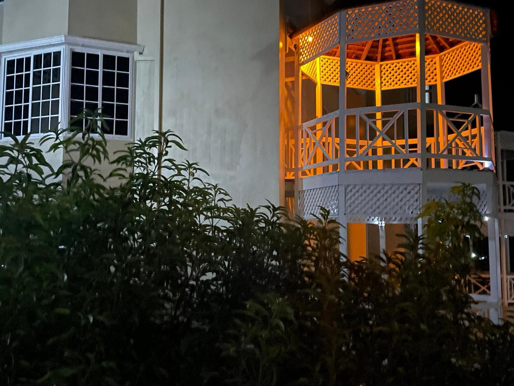 Oceanbreeze Jamaica Penthouse, 7-Minute Walk To Beach Ocho Rios Zewnętrze zdjęcie