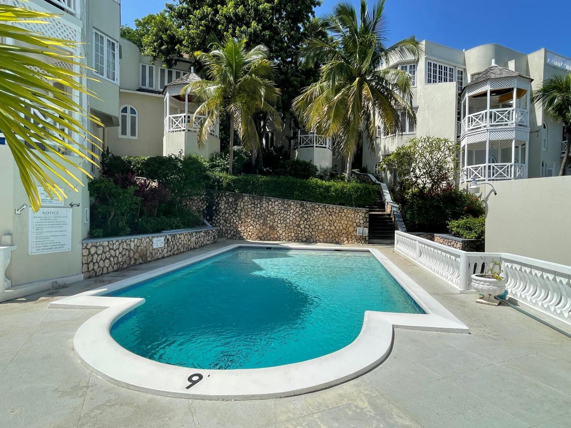 Oceanbreeze Jamaica Penthouse, 7-Minute Walk To Beach Ocho Rios Zewnętrze zdjęcie