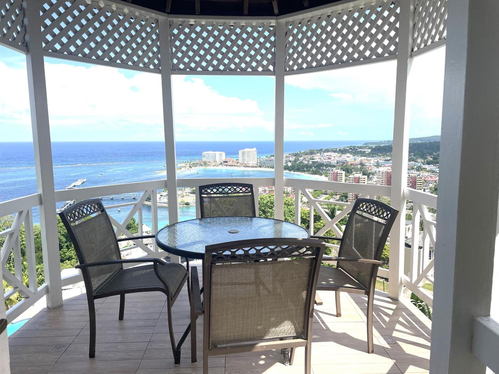 Oceanbreeze Jamaica Penthouse, 7-Minute Walk To Beach Ocho Rios Zewnętrze zdjęcie