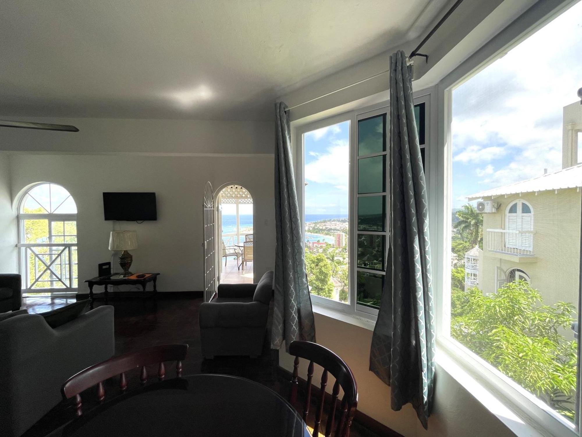 Oceanbreeze Jamaica Penthouse, 7-Minute Walk To Beach Ocho Rios Zewnętrze zdjęcie