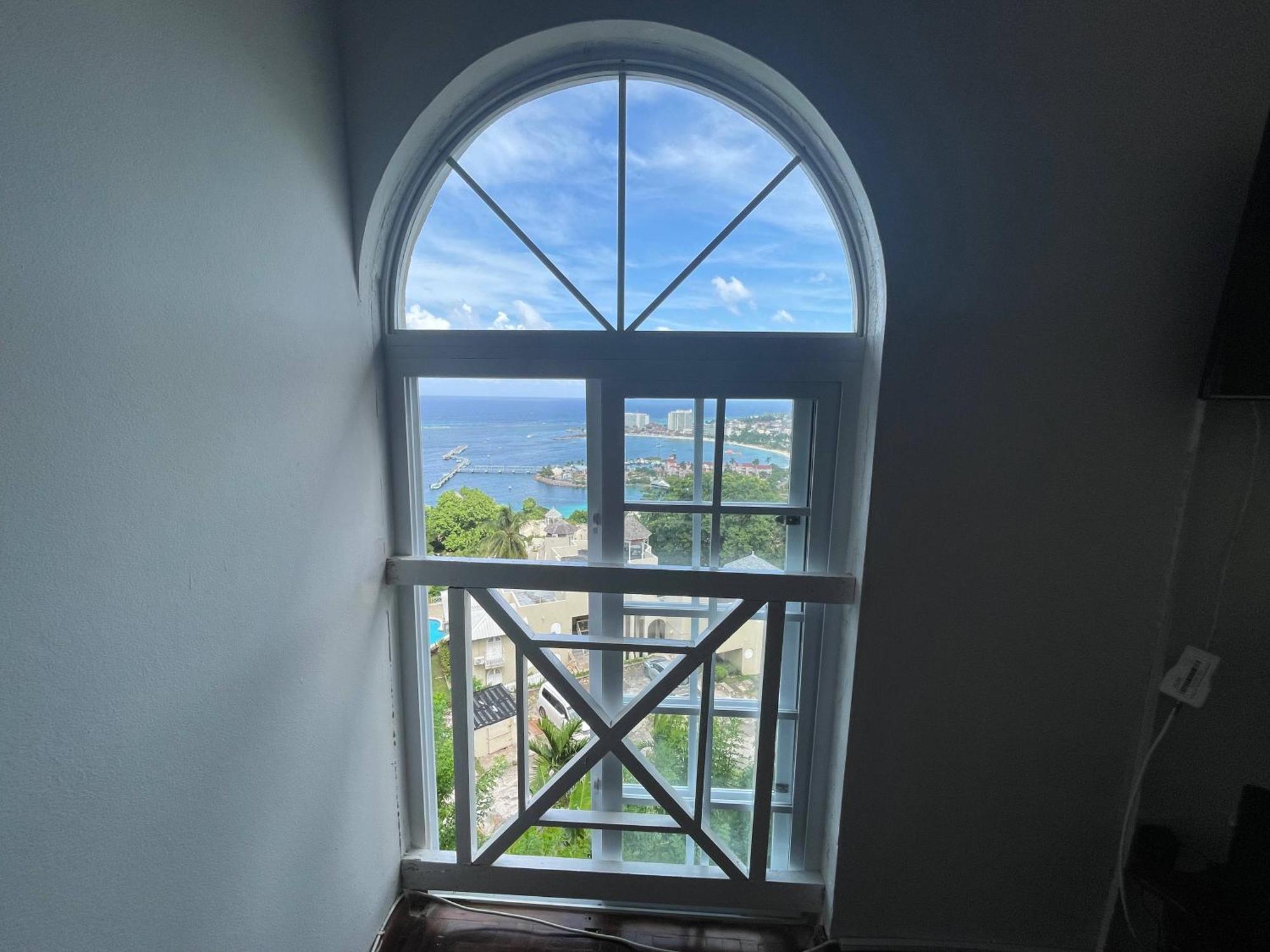 Oceanbreeze Jamaica Penthouse, 7-Minute Walk To Beach Ocho Rios Zewnętrze zdjęcie