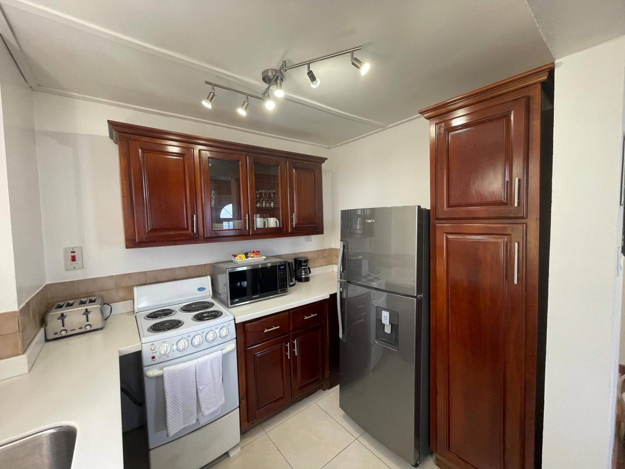 Oceanbreeze Jamaica Penthouse, 7-Minute Walk To Beach Ocho Rios Zewnętrze zdjęcie