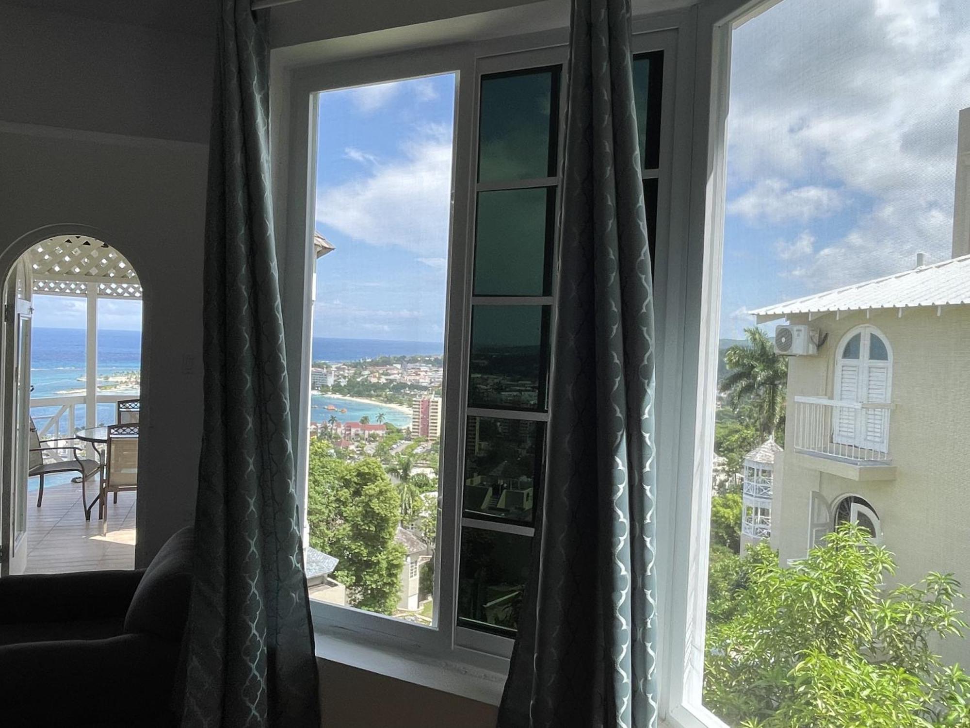 Oceanbreeze Jamaica Penthouse, 7-Minute Walk To Beach Ocho Rios Zewnętrze zdjęcie