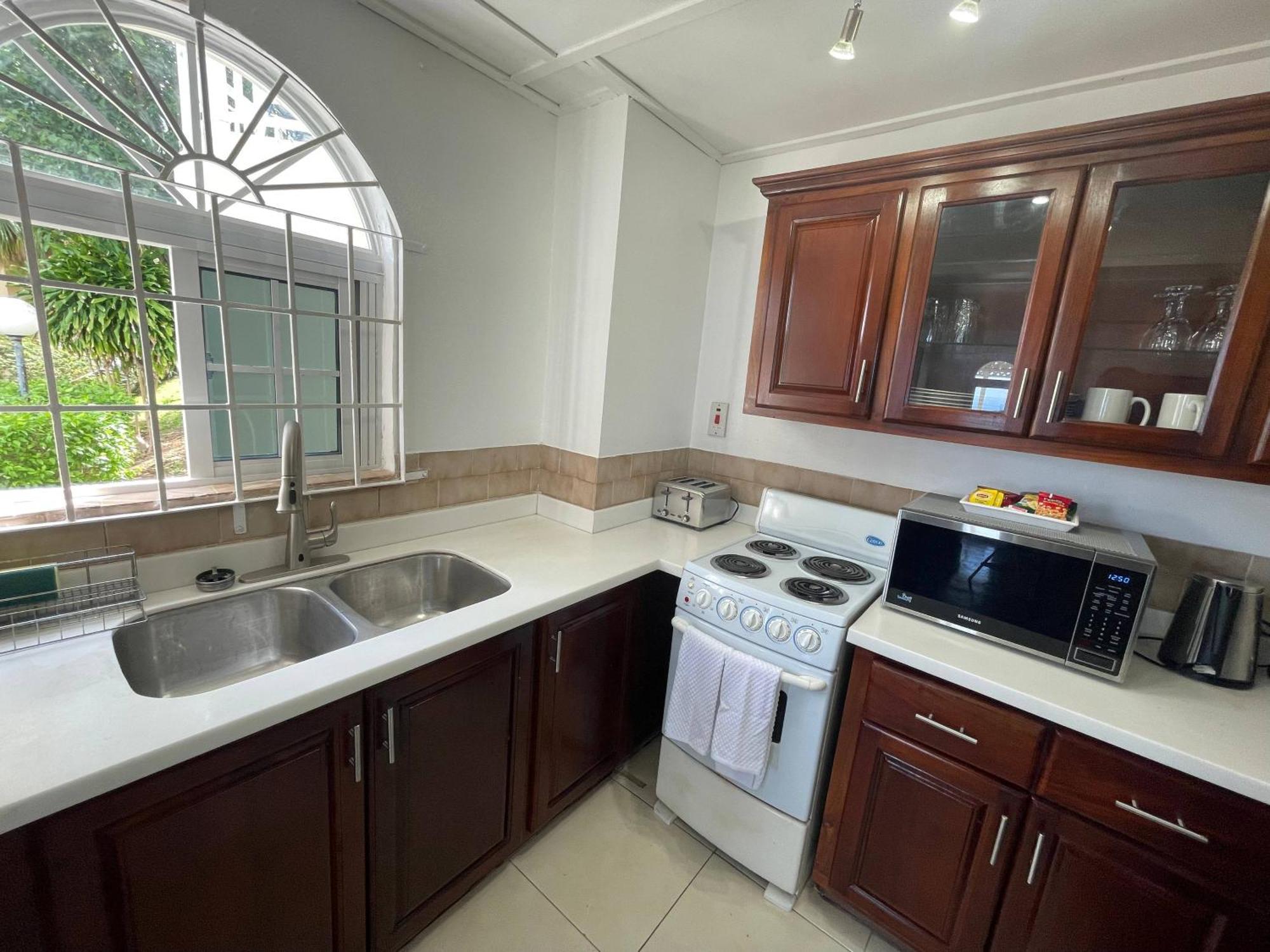 Oceanbreeze Jamaica Penthouse, 7-Minute Walk To Beach Ocho Rios Zewnętrze zdjęcie