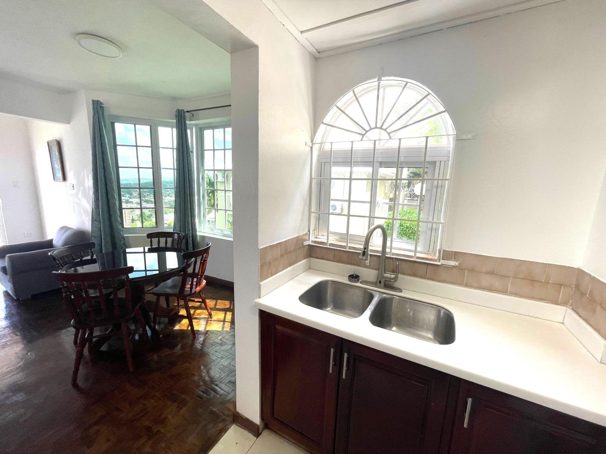 Oceanbreeze Jamaica Penthouse, 7-Minute Walk To Beach Ocho Rios Zewnętrze zdjęcie