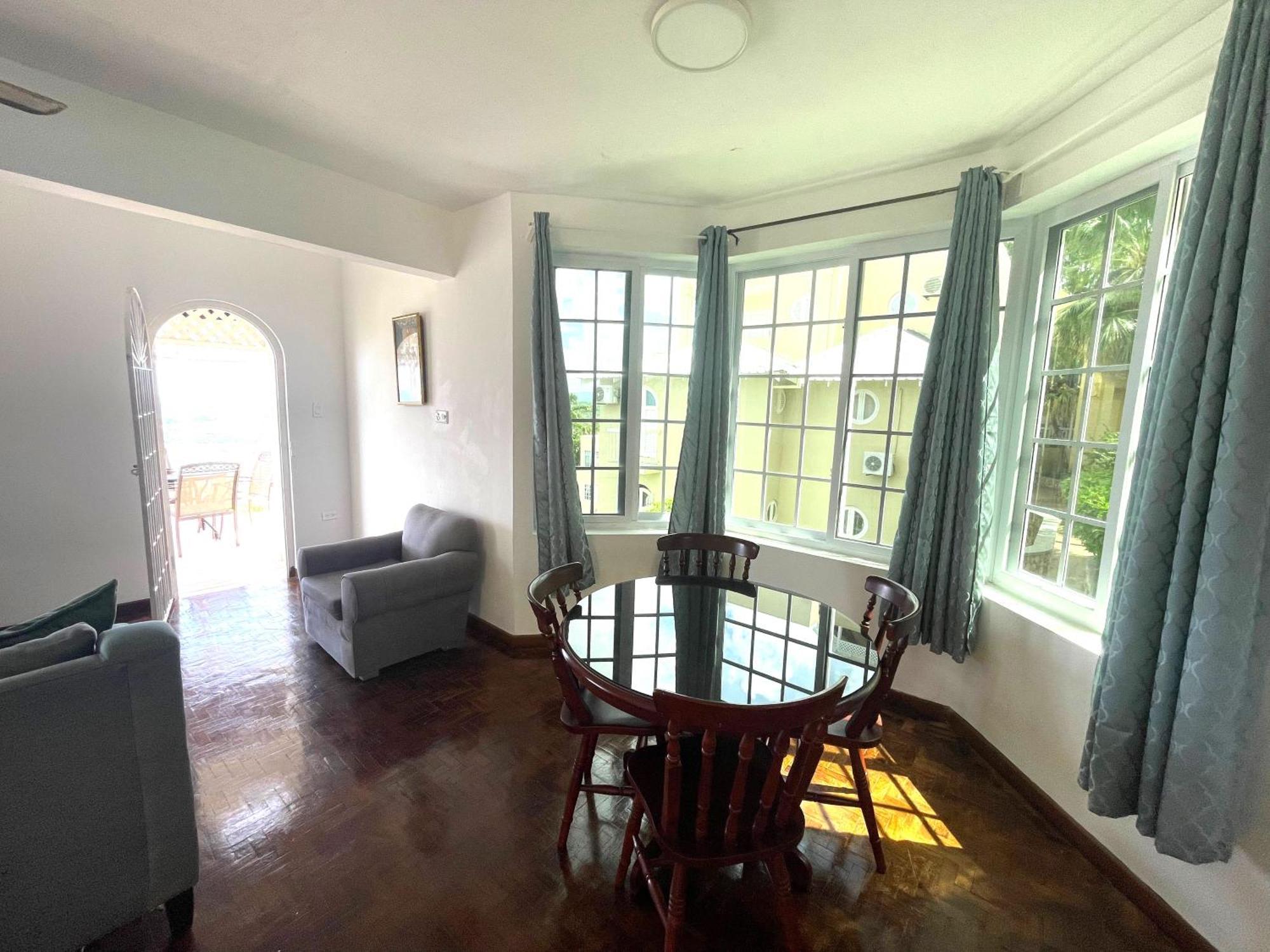 Oceanbreeze Jamaica Penthouse, 7-Minute Walk To Beach Ocho Rios Zewnętrze zdjęcie