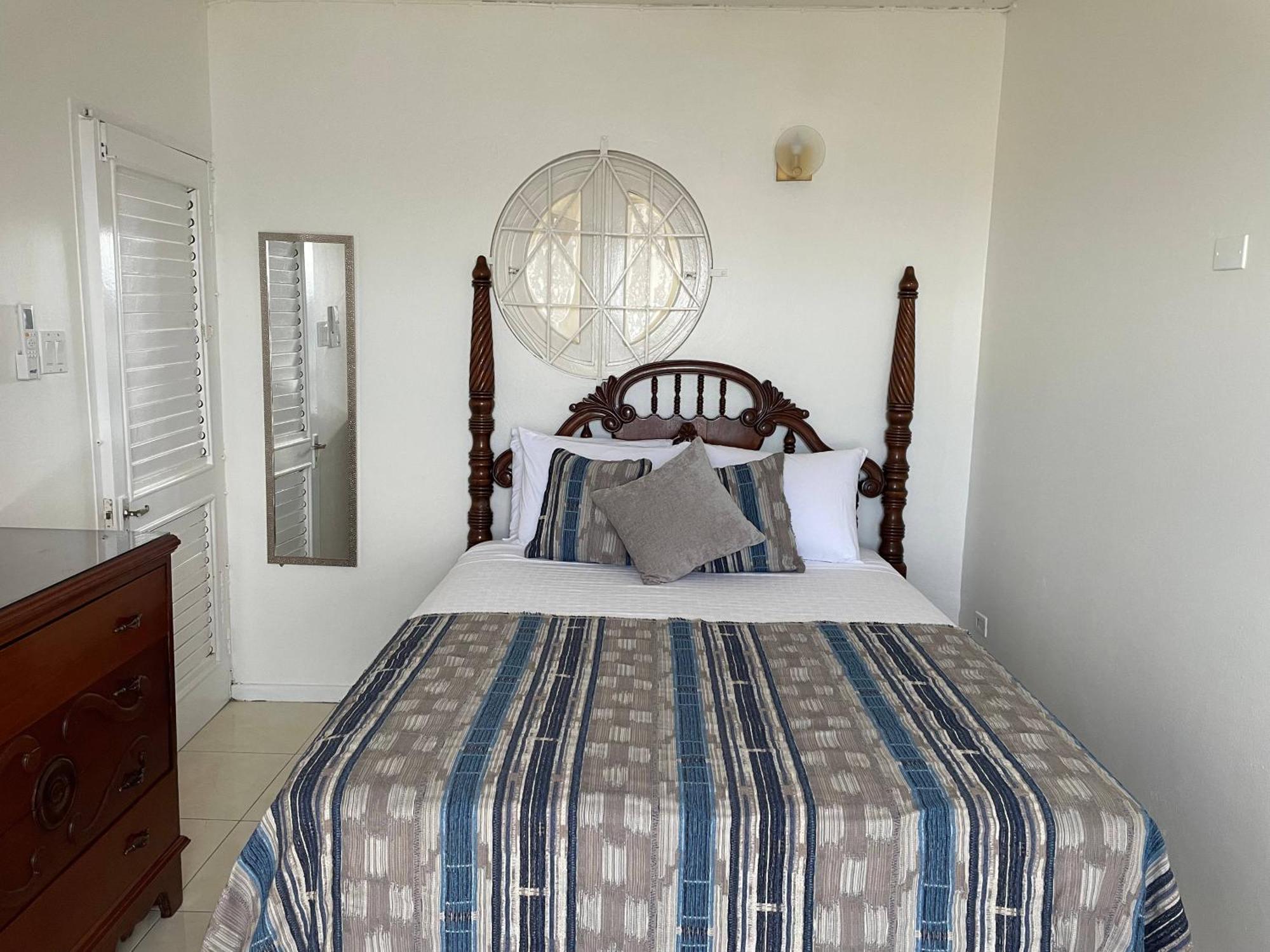 Oceanbreeze Jamaica Penthouse, 7-Minute Walk To Beach Ocho Rios Zewnętrze zdjęcie