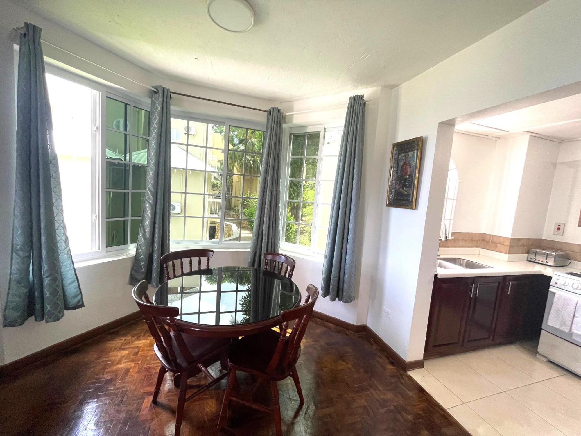 Oceanbreeze Jamaica Penthouse, 7-Minute Walk To Beach Ocho Rios Zewnętrze zdjęcie