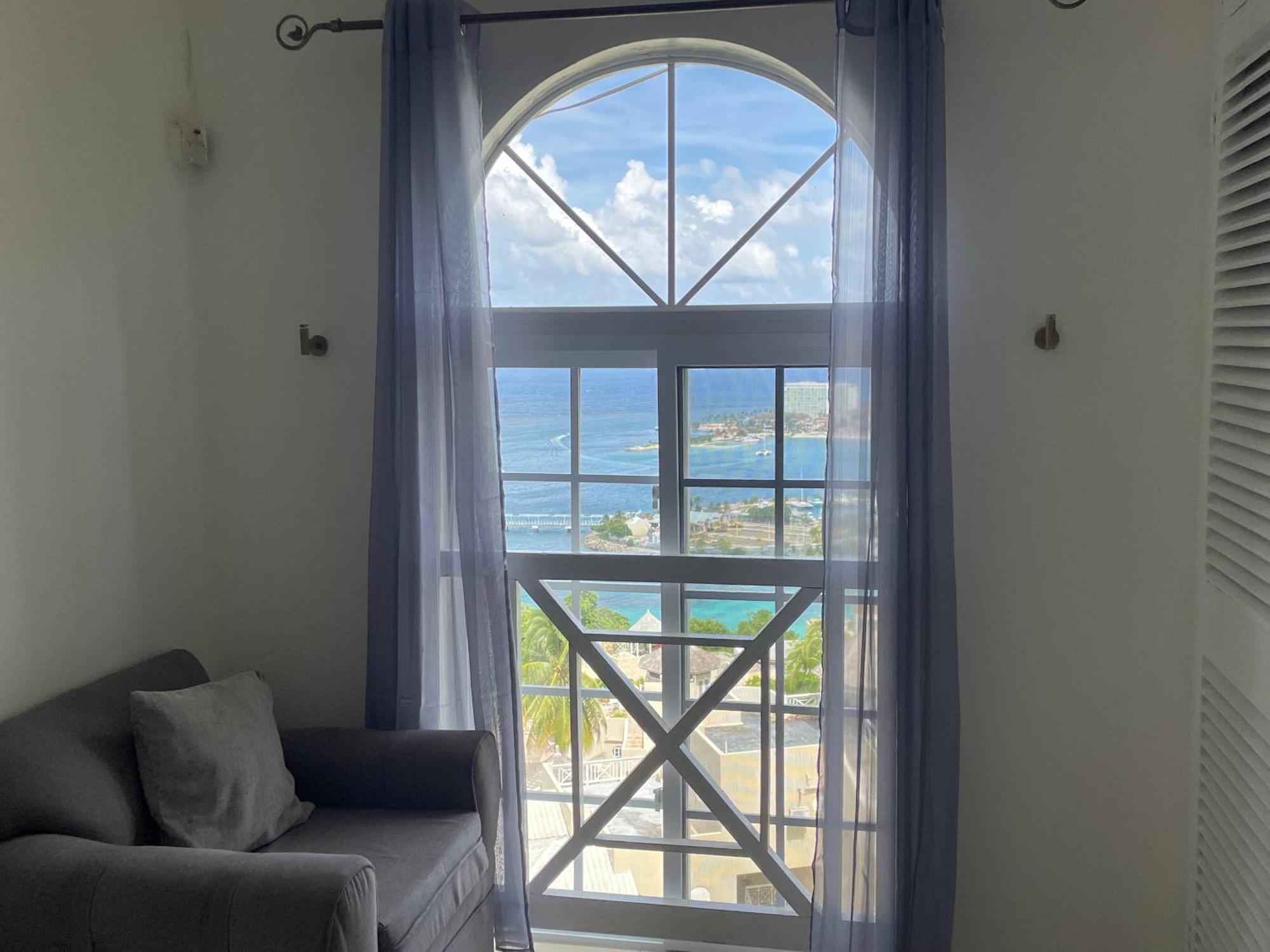 Oceanbreeze Jamaica Penthouse, 7-Minute Walk To Beach Ocho Rios Zewnętrze zdjęcie