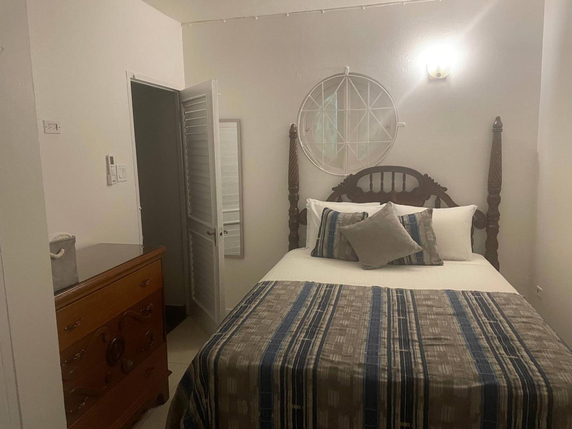 Oceanbreeze Jamaica Penthouse, 7-Minute Walk To Beach Ocho Rios Zewnętrze zdjęcie