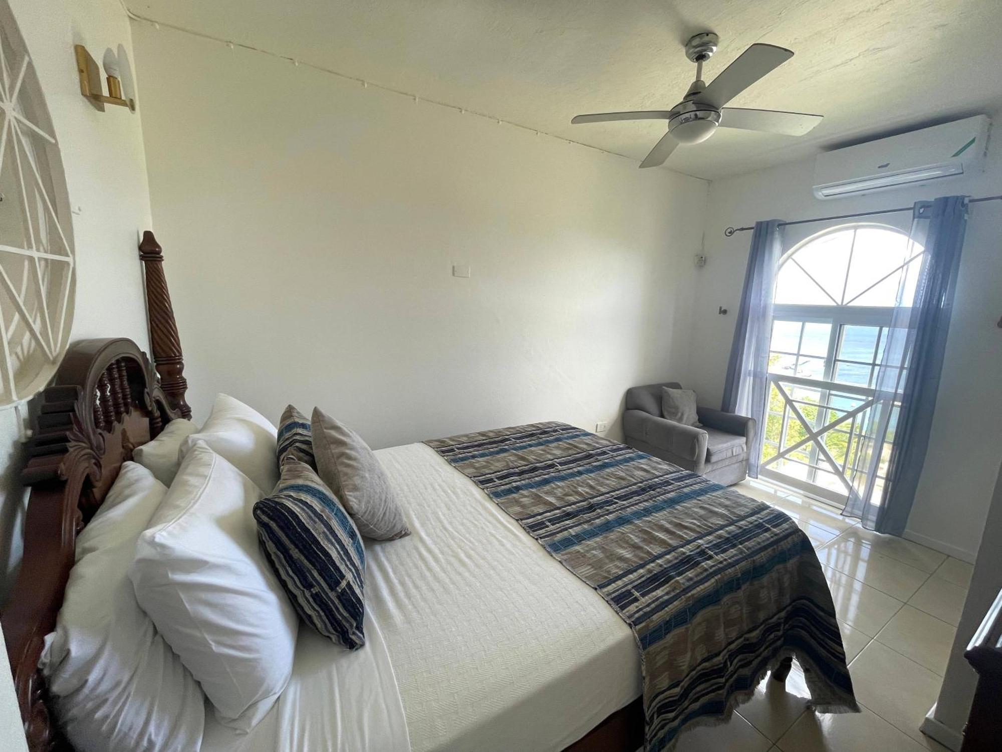 Oceanbreeze Jamaica Penthouse, 7-Minute Walk To Beach Ocho Rios Zewnętrze zdjęcie