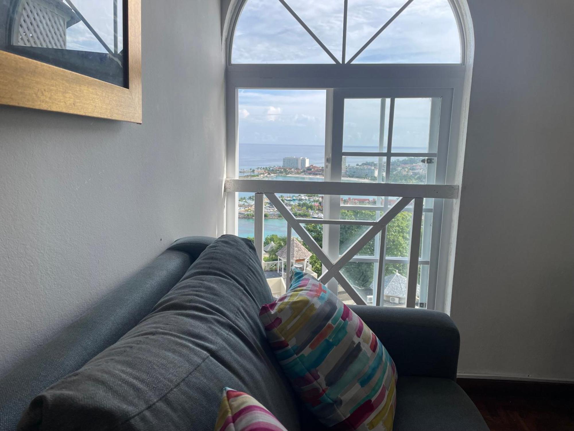 Oceanbreeze Jamaica Penthouse, 7-Minute Walk To Beach Ocho Rios Zewnętrze zdjęcie
