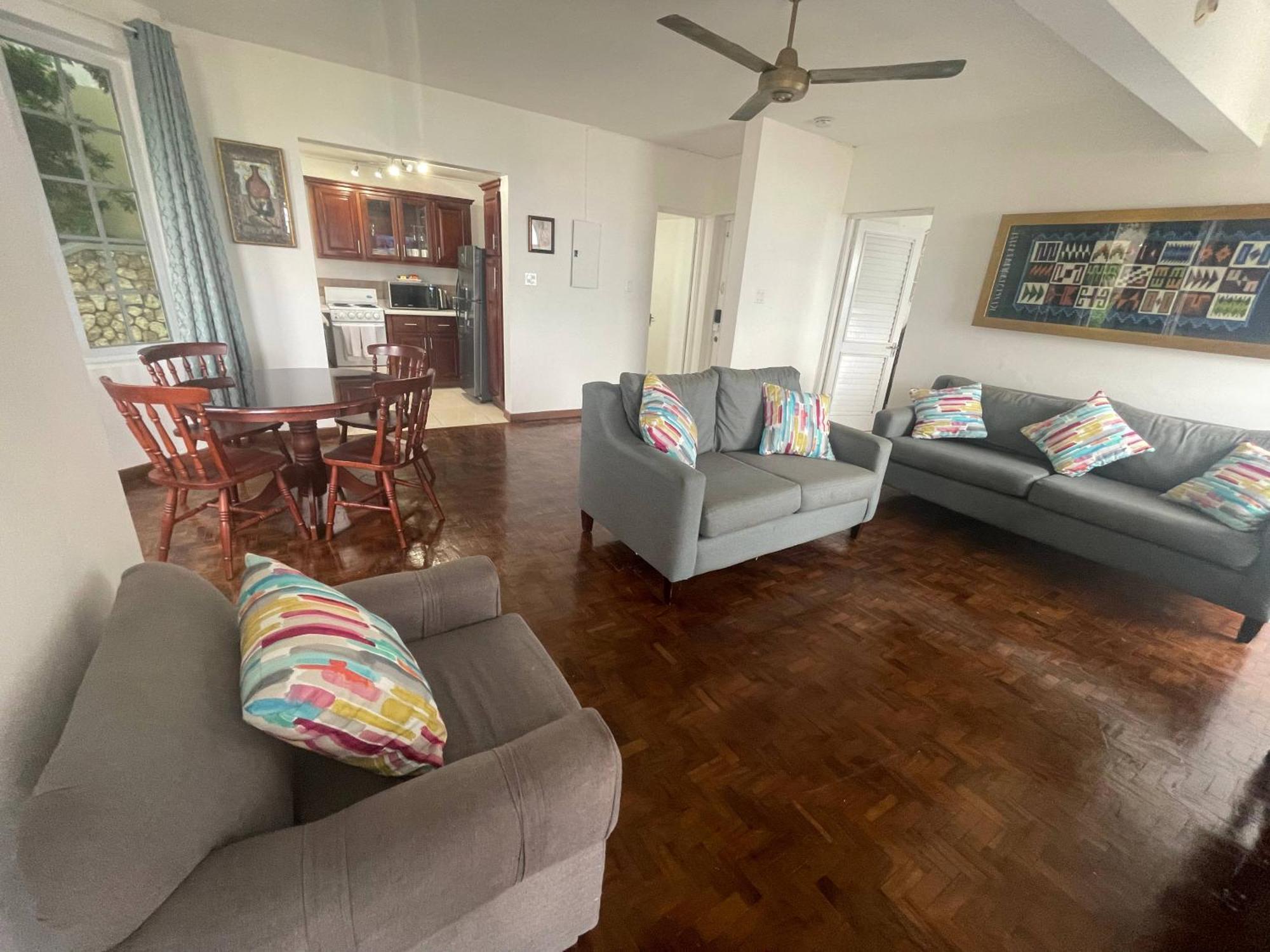 Oceanbreeze Jamaica Penthouse, 7-Minute Walk To Beach Ocho Rios Zewnętrze zdjęcie