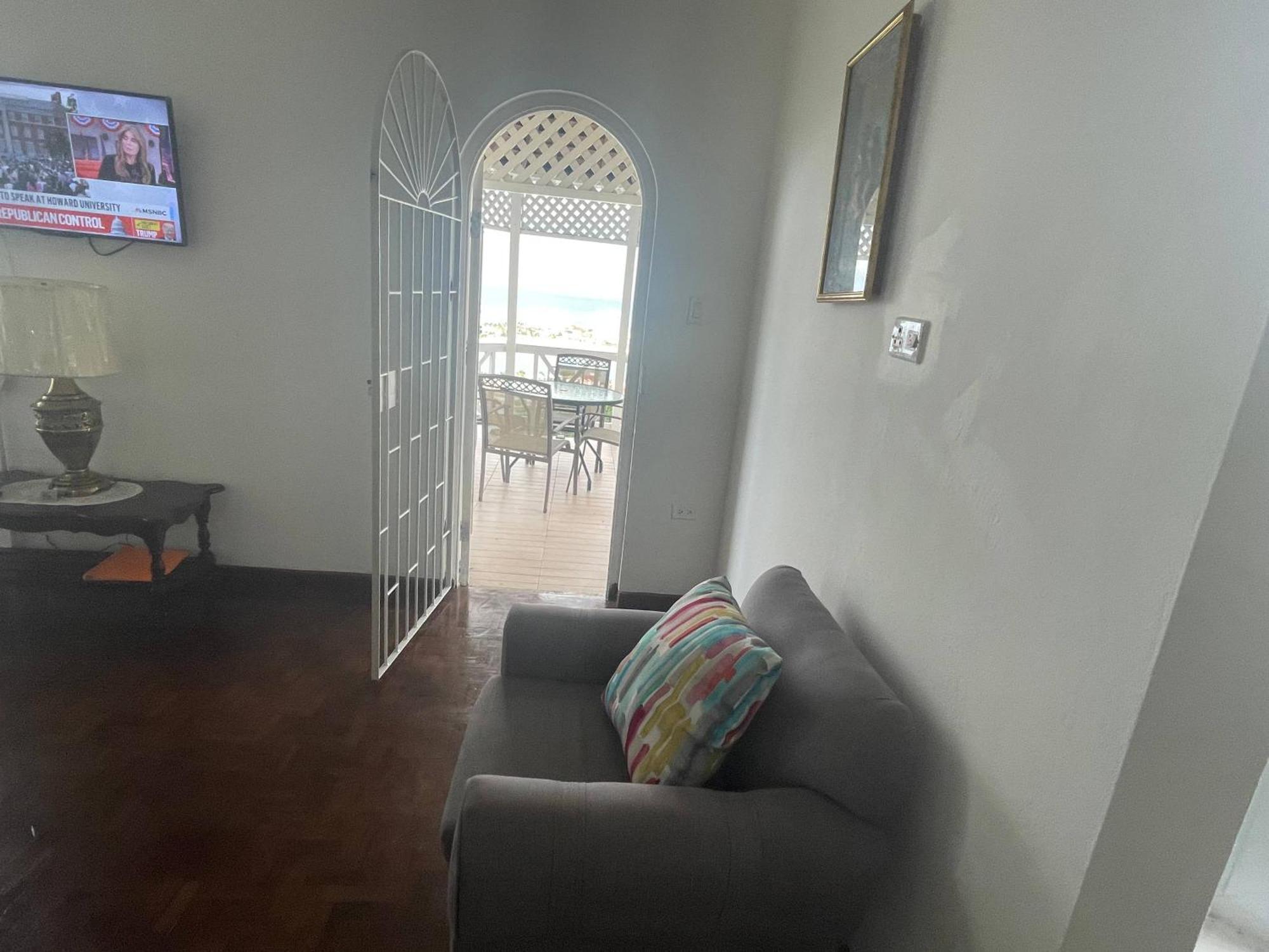Oceanbreeze Jamaica Penthouse, 7-Minute Walk To Beach Ocho Rios Zewnętrze zdjęcie